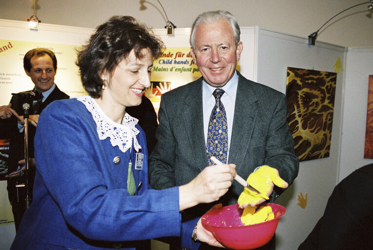 Nuotrauka 4: opening of the exhibition : Ribbon of friendship