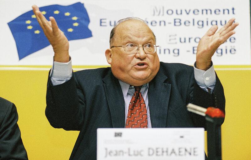 Nuotrauka 1: Jean Luc DEHAENE during a conference in Brussels in March 2002.