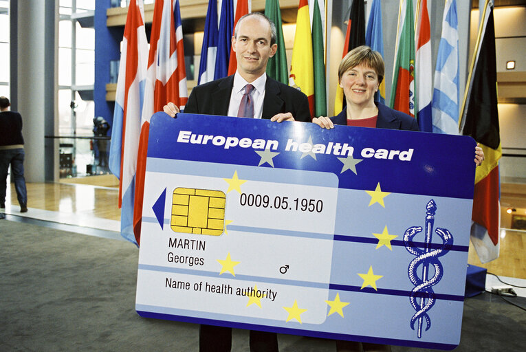 Zdjęcie 18: The MEPs Richard CORBETT, Linda McAVAN launch the European Health Card in Strasbourg in March 2002.