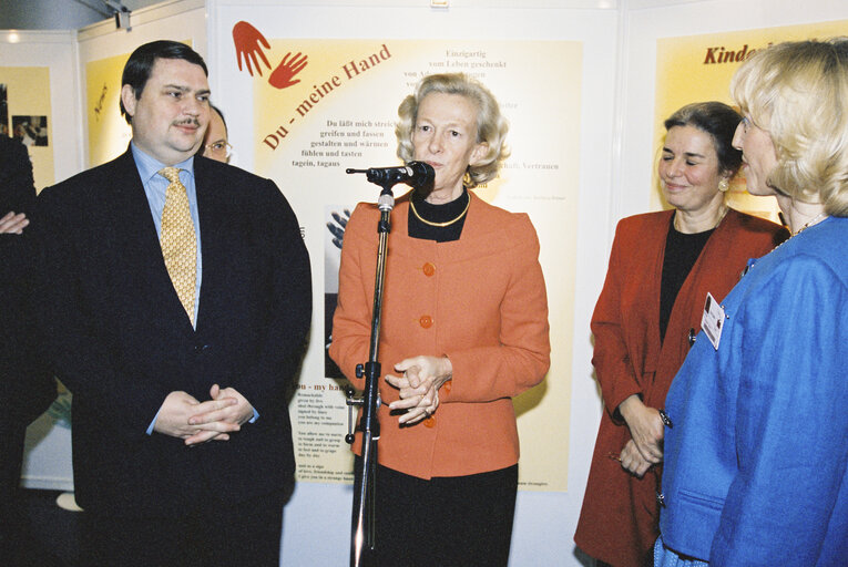 Fotagrafa 2: opening of the exhibition : Child hands for the peace