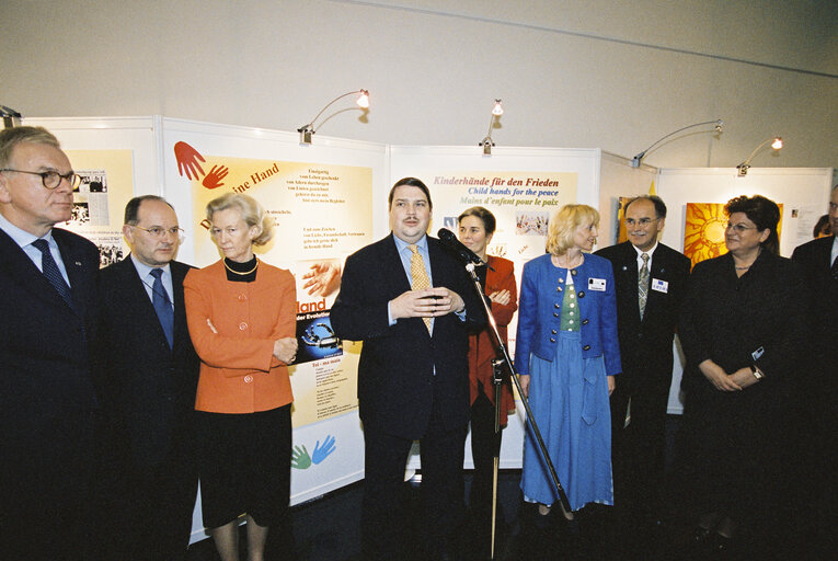 Foto 3: opening of the exhibition : Child hands for the peace