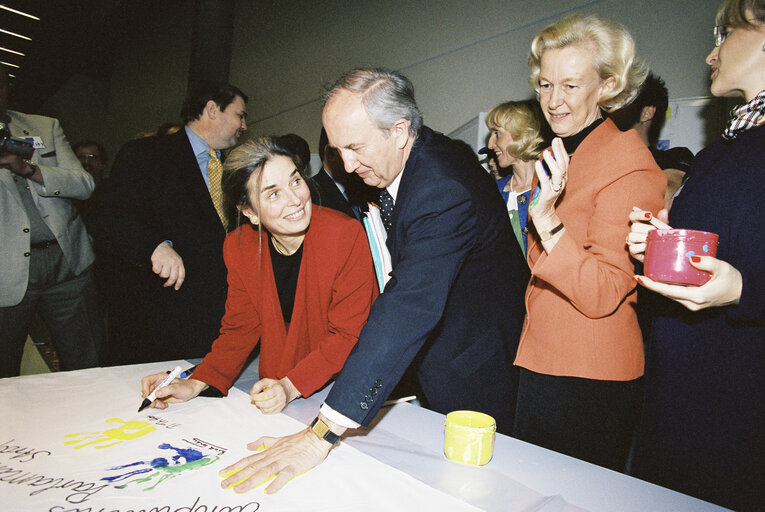 opening of the exhibition : Ribbon of friendship