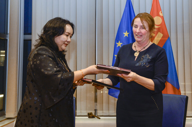 Valokuva 4: 11th EU-Mongolia Interparliamentary meeting. Signature of an agreement.