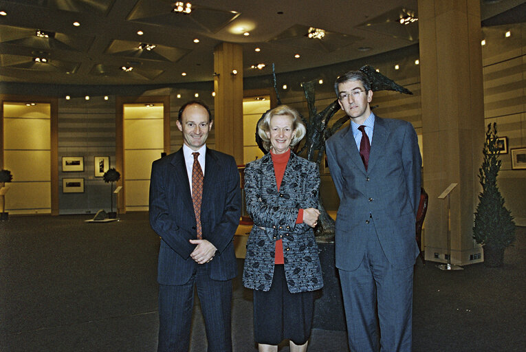 Fotografi 2: EP President posing with visitors.