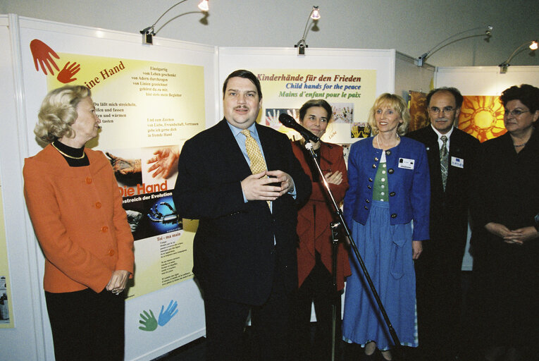 Foto 4: opening of the exhibition : Child hands for the peace