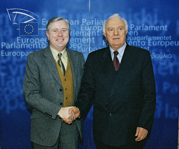 Nuotrauka 3: Pat COX EP President meets Eduard SHEVARDNADZE, the President of Georgia in Brussels on March 19, 2002.