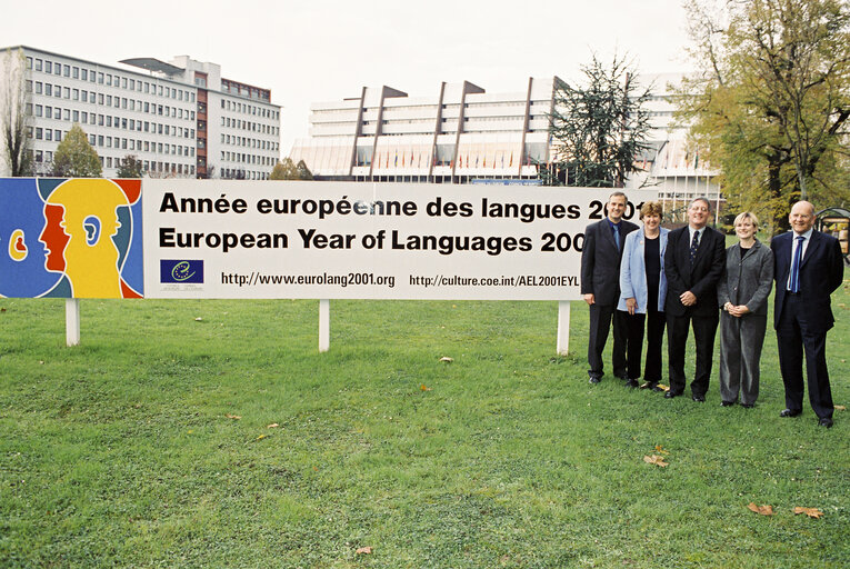 Fotagrafa 20: MEPs pose in front of a poster for the launch of the European Year of Languages 2001