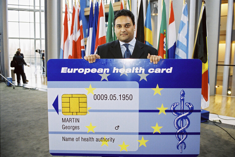 Zdjęcie 3: The MEP Claude MORAES the European Health Card in Strasbourg in March 2002.