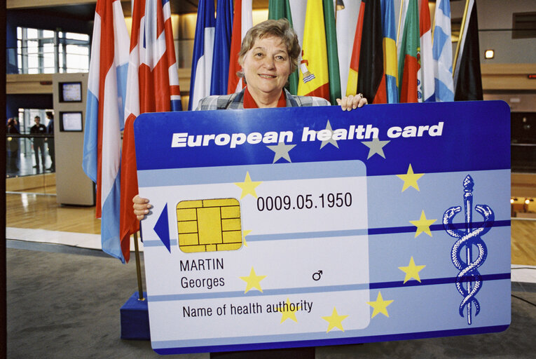 Zdjęcie 6: The MEP Imelda Mary READ launches the European Health Card in Strasbourg in March 2002.