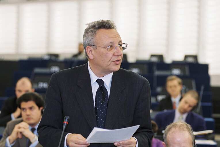 Foto 9: Speech of MEP Philippe BUSQUIN in Plenary session in Strasbourg