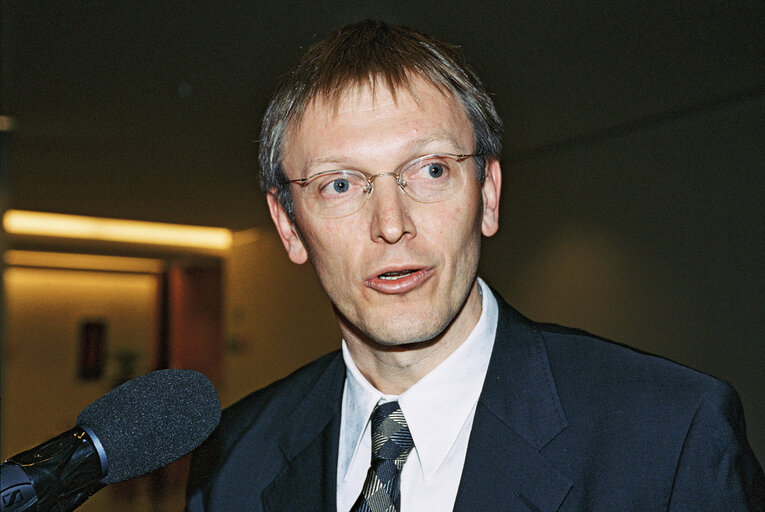 Foto 3: Opening of an exhibition in Brussels on March 19, 2002.