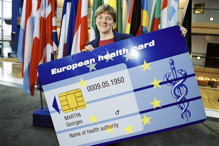 Zdjęcie 8: The MEP Linda McAVAN launches the European Health Card in Strasbourg in March 2002.