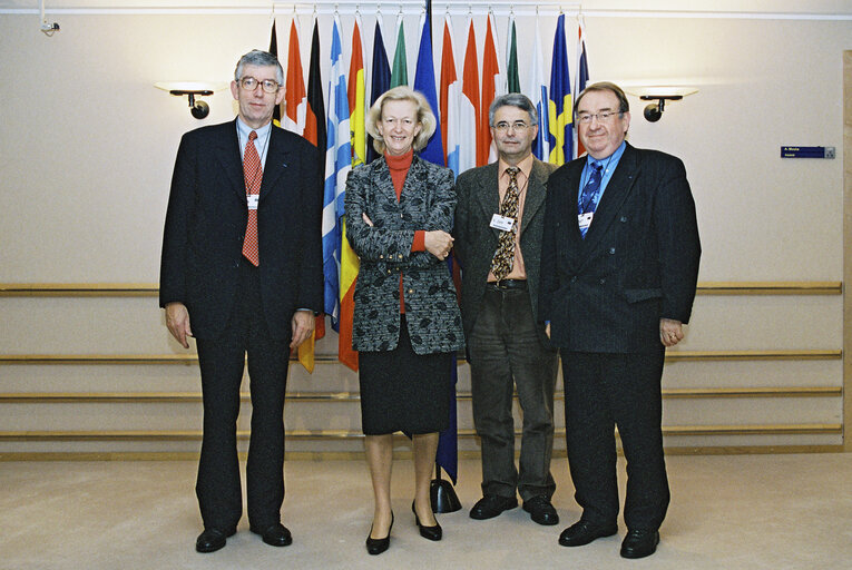 Foto 3: EP president posing with visitors.