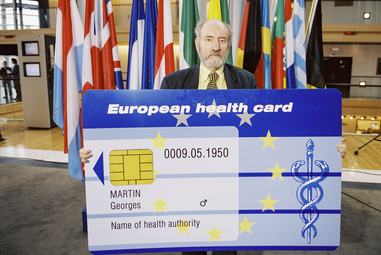 Zdjęcie 11: The MEP Phillip WHITEHEAD launches the European Health Card in Strasbourg in March 2002.