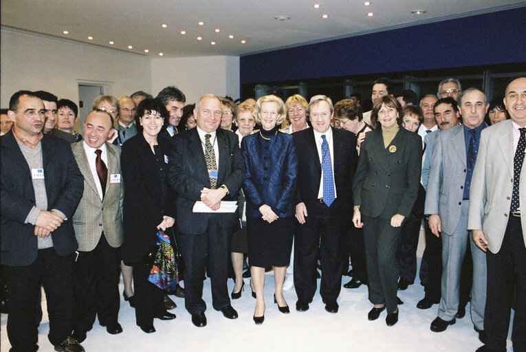 Fotografi 10: EP President with group of visitors.