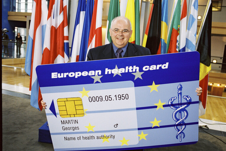 Zdjęcie 14: The MEP Terence WYNN launches the European Health Card in Strasbourg in March 2002.