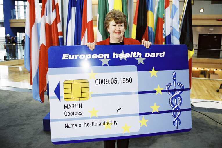 Zdjęcie 4: The MEP Eryl Margaret McNALLY launches the European Health Card in Strasbourg in March 2002.