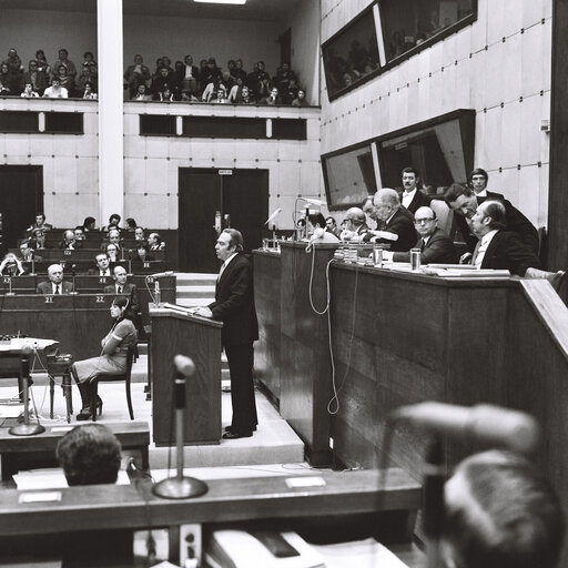 Photo 31 : Francois Xavier ORTOLI EC President in Plenary session Strasbourg february 1976