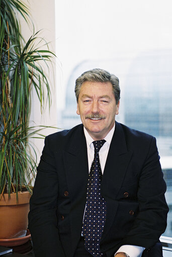 Fotografia 2: Portrait of Willi PIECYK in his office in Brussels