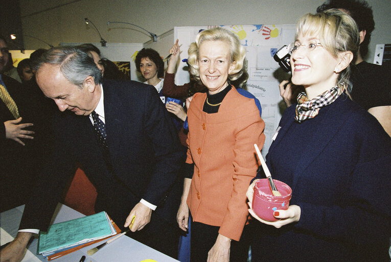 opening of the exhibition : Ribbon of friendship