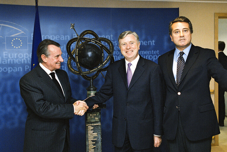 Pat COX - EP President receives a Sculpture at the European Parliament in Brussels