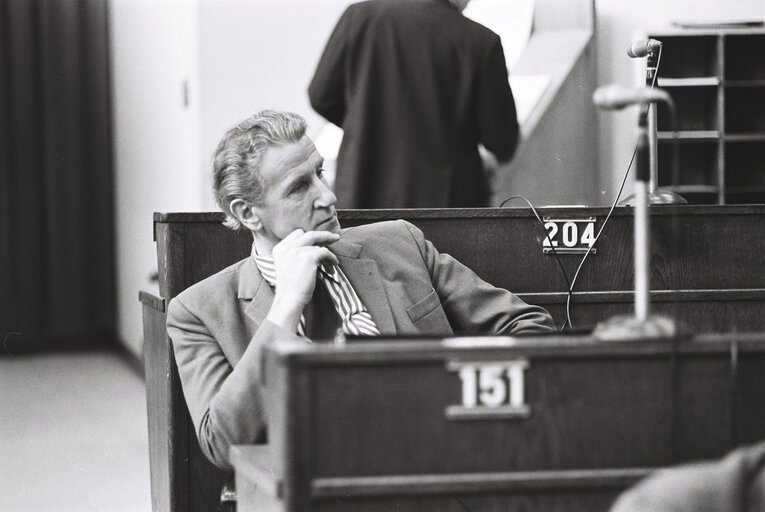 Photo 37 : Frans G. VAN DER GUN in Plenary session Strasbourg february 1976