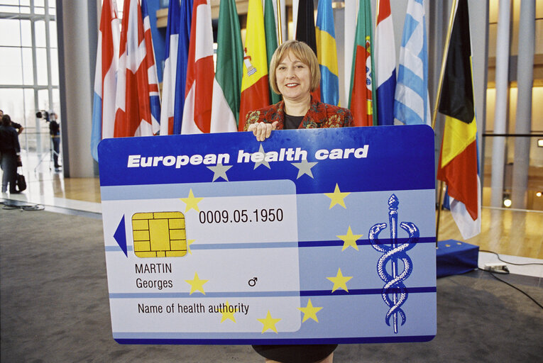 Zdjęcie 1: The MEP Barbara O'TOOLE the European Health Card in Strasbourg in March 2002.