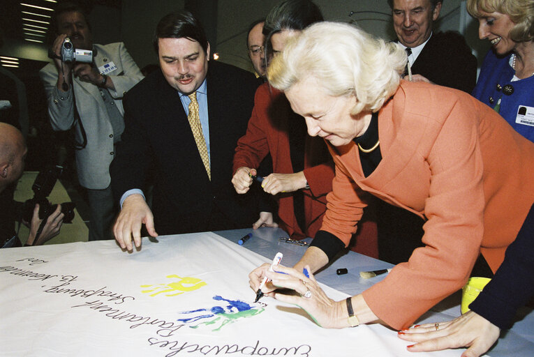 opening of the exhibition : Ribbon of friendship