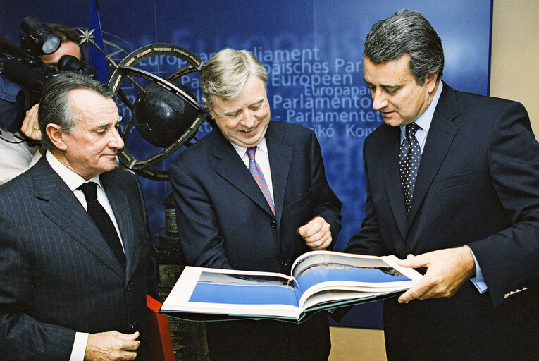 Pat COX - EP President receives a Sculpture at the European Parliament in Brussels
