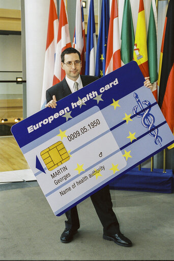 Zdjęcie 9: The MEP Mark WATTS launches the European Health Card in Strasbourg in March 2002.