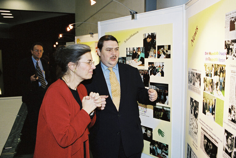 opening of the exhibition : Ribbon of friendship