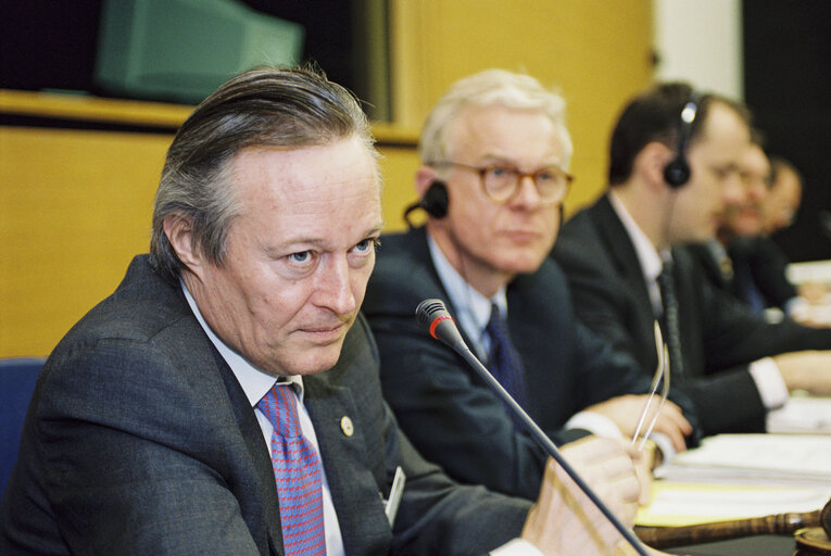 Suriet 1: Josep PIQUE I CAMPS, Spanish Foreign Affairs Minister and the MEP  Hans-Gert POETTERING during a meeting in Strasbourg in March 2002.