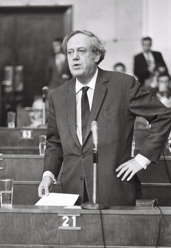 Photo 9 : Commissioner Sir Christopher SOAMES in Plenary session Strasbourg february 1976