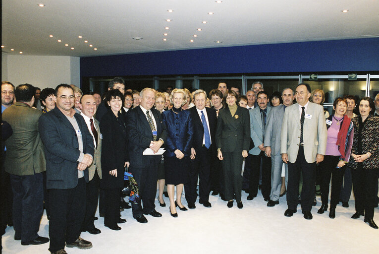 Foto 11: EP President with group of visitors.