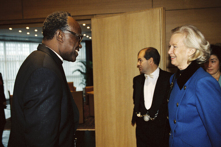 Fotografija 10: EP President meeting with one of the laureates of the 2001 Sakharov Prize