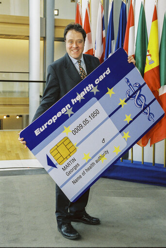 Zdjęcie 13: The MEP Richard HOWITT launches the European Health Card in Strasbourg in March 2002.