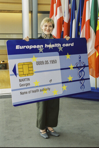 Zdjęcie 2: The MEP Catherine STIHLER launches the European Health Card in Strasbourg in March 2002.