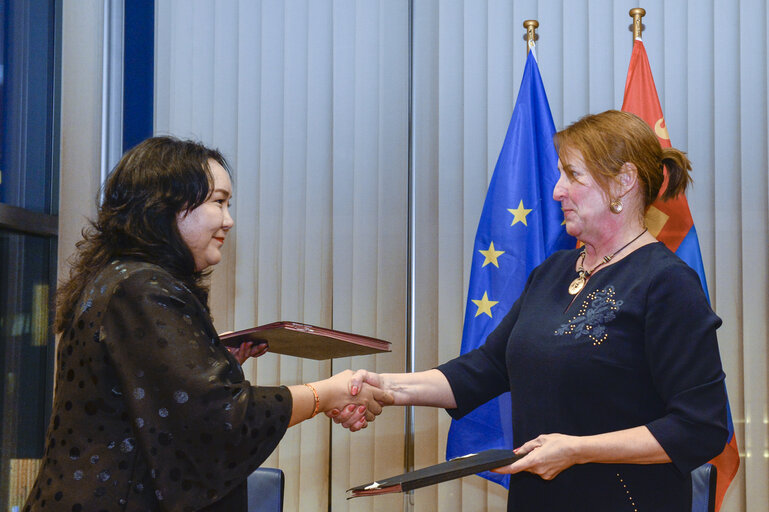 Fotografia 3: 11th EU-Mongolia Interparliamentary meeting. Signature of an agreement.