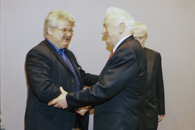 The MEP Elmar BROK and Eduard SHEVARDNADZE, the president of Georgia at the Foreign Affairs Committee in Brussels on March 18, 2002.