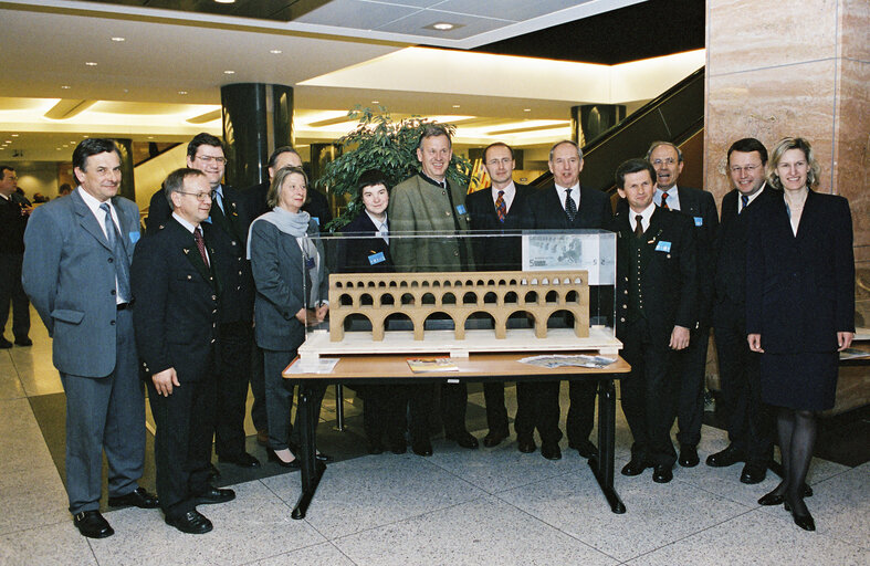 Foto 3: The MEPs Ursula STENZEL, Othmar KARAS, Ingo FRIEDRICH, Paul RUBIG, Angelika NIEBLER during an exhibition in Brussels on March 18, 2002.