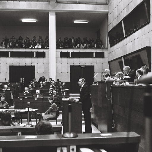 Photo 32 : Francois Xavier ORTOLI EC President in Plenary session Strasbourg february 1976