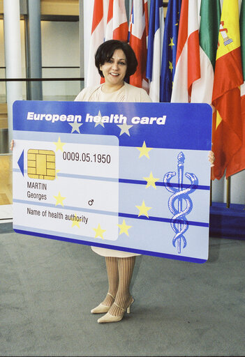 Zdjęcie 10: The MEP Neena GILL launches the European Health Card in Strasbourg in March 2002.