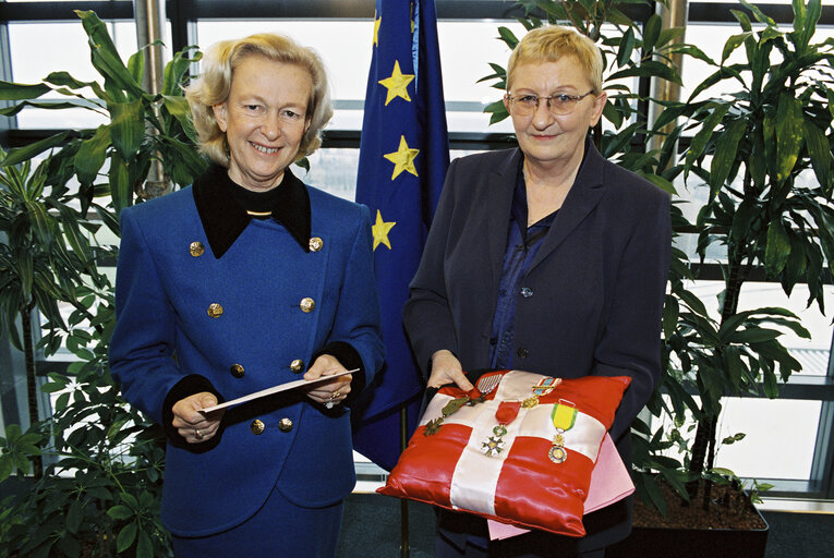 Nelly MAES gives medals from World War 1 veteran from France Haute Savoie region, to EP President Fontaine.