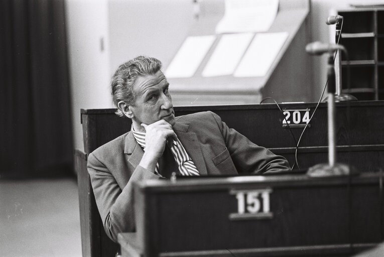 Photo 36 : Frans G. VAN DER GUN in Plenary session Strasbourg february 1976