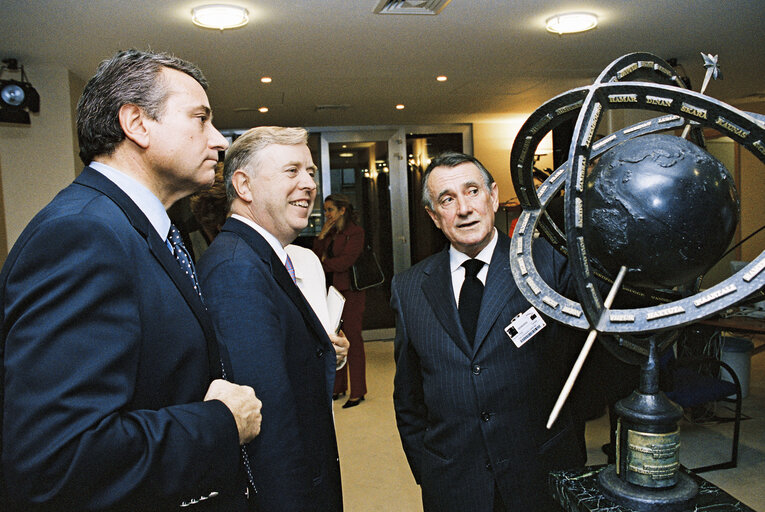 Pat COX - EP President receives a Sculpture at the European Parliament in Brussels
