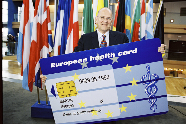 Zdjęcie 5: The MEP Glyn FORD launches the European Health Card in Strasbourg in March 2002.