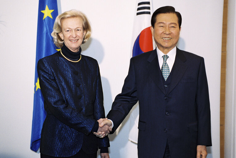 Photo 36 : Visit of the President of South Korea to the EP in Strasbourg.