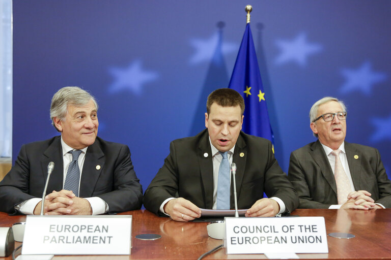 Fotogrāfija 4: Antonio TAJANI - EP President takes part in the European Council meeting - Ceremony of the donation of the amount of the 2017 princess of Asturias award of Concord to the Governments of Spain and Portugal