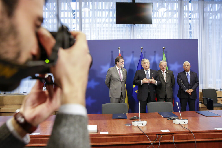 Fotogrāfija 16: Antonio TAJANI - EP President takes part in the European Council meeting - Ceremony of the donation of the amount of the 2017 princess of Asturias award of Concord to the Governments of Spain and Portugal