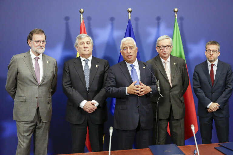 Fotogrāfija 10: Antonio TAJANI - EP President takes part in the European Council meeting - Ceremony of the donation of the amount of the 2017 princess of Asturias award of Concord to the Governments of Spain and Portugal